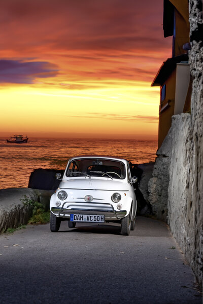 Fiat 500 mit Meerblick-Panorama